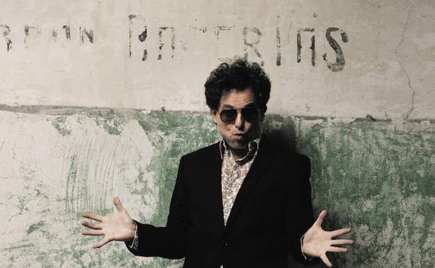 Andrés Calamaro en una foto promocional