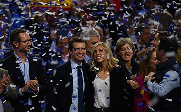 Imagen principal - Casado congrega a la plana mayor del PP para poner el broche a su campaña