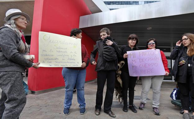 Da a luz por cesárea la mujer obligada por un juez a ingresar en el HUCA