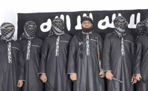 Zahran Hashim con la cara destapada aparece en el vídeo difundido por Daesh antes del ataque de Sri Lanka.