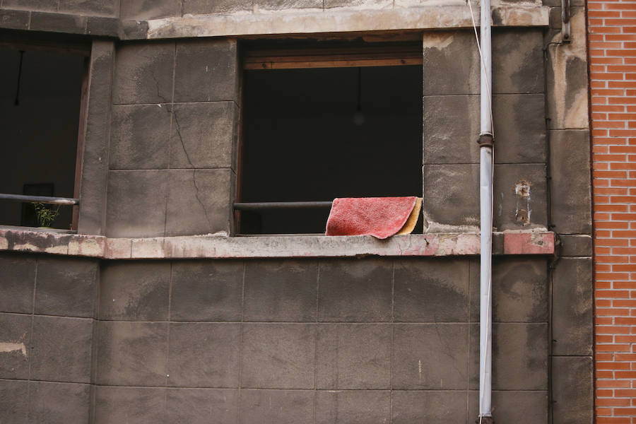 Uno de los implicados llegó a amenazar a una mujer con un hacha. Los detenidos vivían e una vivienda ocupada en Numa Guilhou.