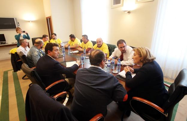 El secretario general de Industria, Raúl Blanco, a la derecha de la delegada del Gobierno, Delia Losa, en la reunión con el comité de Alcoa. 