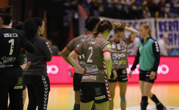 Las jugadoras del Liberbank, lamentando la derrota. 