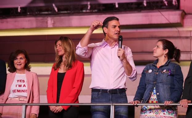 Pedro Sánchez sale al balcón de Ferraz para celebrar los resultados. A la derecha, la cabeza de lista por Asturias, Adriana Lastra. 