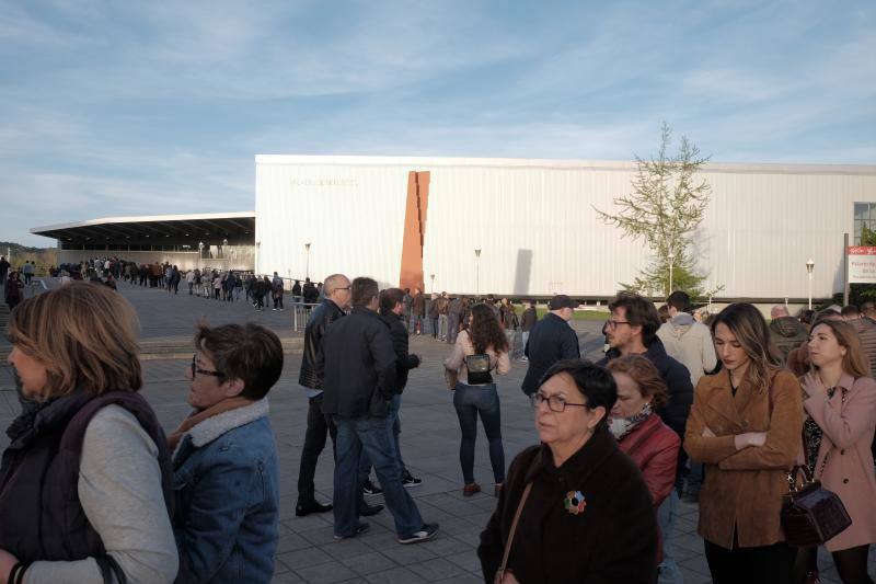 Llegó el momento más esperado para sus fieles seguidores. Los asistentes al concierto de Bob Dylan en Gijón forman largas colas frente al Palacio de Deportes