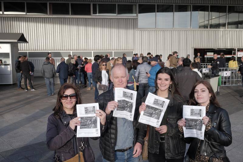 Llegó el momento más esperado para sus fieles seguidores. Los asistentes al concierto de Bob Dylan en Gijón forman largas colas frente al Palacio de Deportes