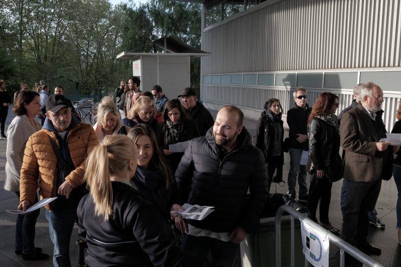 Llegó el momento más esperado para sus fieles seguidores. Los asistentes al concierto de Bob Dylan en Gijón forman largas colas frente al Palacio de Deportes