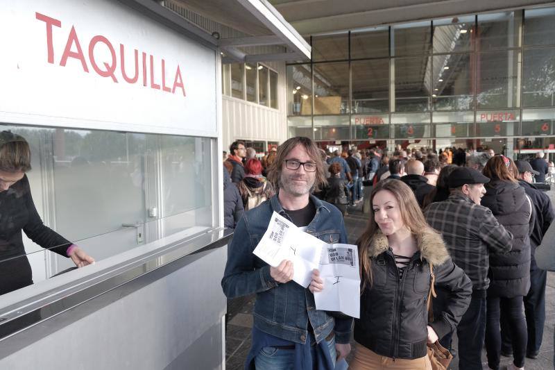 Llegó el momento más esperado para sus fieles seguidores. Los asistentes al concierto de Bob Dylan en Gijón forman largas colas frente al Palacio de Deportes