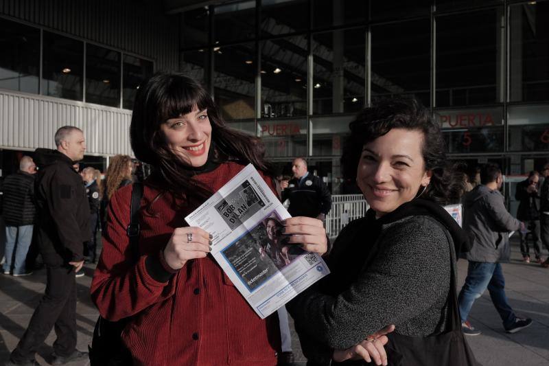 Llegó el momento más esperado para sus fieles seguidores. Los asistentes al concierto de Bob Dylan en Gijón forman largas colas frente al Palacio de Deportes