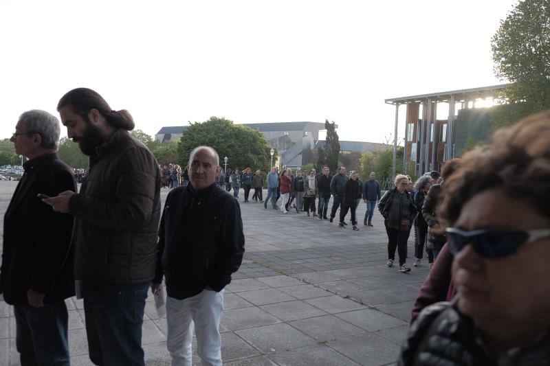 Llegó el momento más esperado para sus fieles seguidores. Los asistentes al concierto de Bob Dylan en Gijón forman largas colas frente al Palacio de Deportes