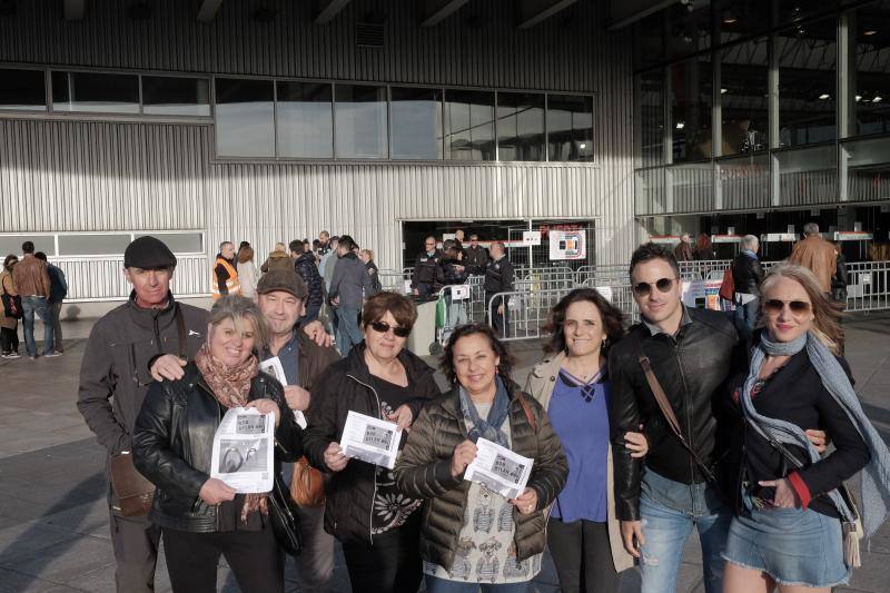 Llegó el momento más esperado para sus fieles seguidores. Los asistentes al concierto de Bob Dylan en Gijón forman largas colas frente al Palacio de Deportes