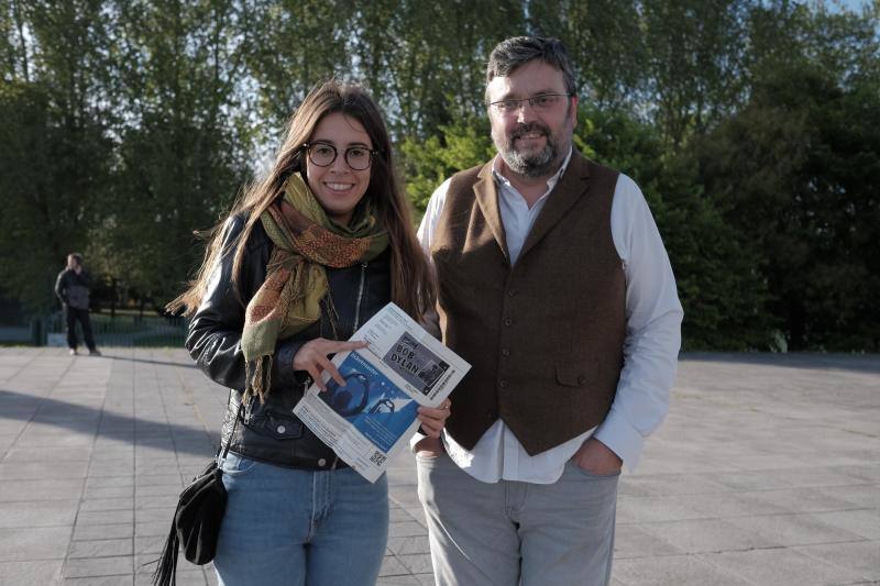 Llegó el momento más esperado para sus fieles seguidores. Los asistentes al concierto de Bob Dylan en Gijón forman largas colas frente al Palacio de Deportes