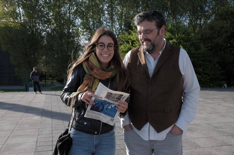 Llegó el momento más esperado para sus fieles seguidores. Los asistentes al concierto de Bob Dylan en Gijón forman largas colas frente al Palacio de Deportes