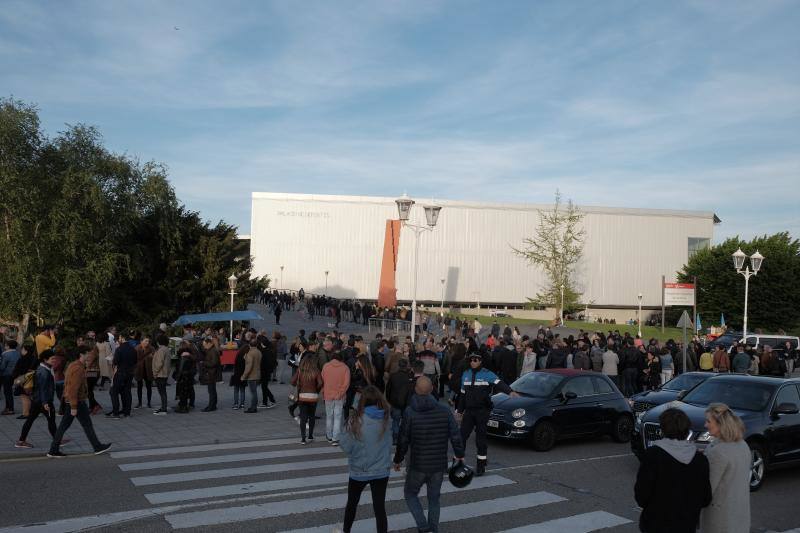 Llegó el momento más esperado para sus fieles seguidores. Los asistentes al concierto de Bob Dylan en Gijón forman largas colas frente al Palacio de Deportes