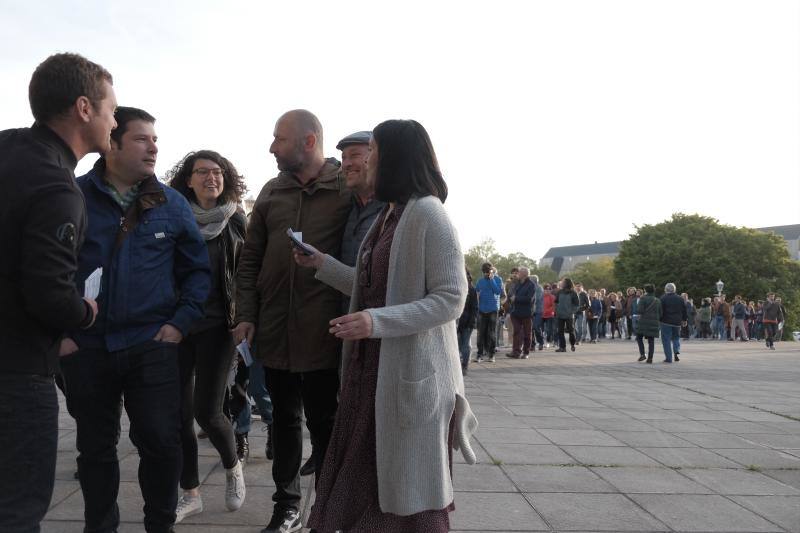 Llegó el momento más esperado para sus fieles seguidores. Los asistentes al concierto de Bob Dylan en Gijón forman largas colas frente al Palacio de Deportes