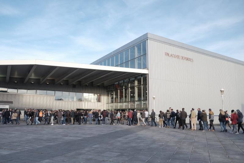 Llegó el momento más esperado para sus fieles seguidores. Los asistentes al concierto de Bob Dylan en Gijón forman largas colas frente al Palacio de Deportes