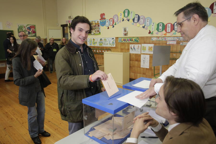 Adriana Lastra, Ignacio Prendes, Sofía Castañón y José María Figaredo ha votado en Oviedo y Gijón