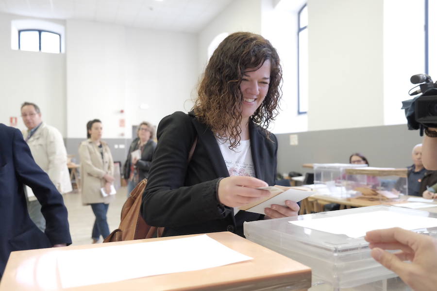 Adriana Lastra, Ignacio Prendes, Sofía Castañón y José María Figaredo ha votado en Oviedo y Gijón