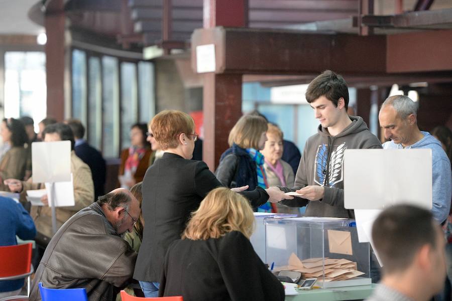 Numerosas personas han acudido ya a ejercer su derecho al voto en alguno de los colegios que se reparten por la geografía asturiana. El buen tiempo está acompañando la jornada