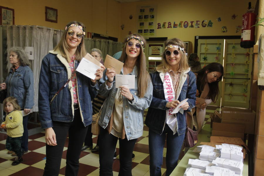 Numerosas personas han acudido ya a ejercer su derecho al voto en alguno de los colegios que se reparten por la geografía asturiana. El buen tiempo está acompañando la jornada