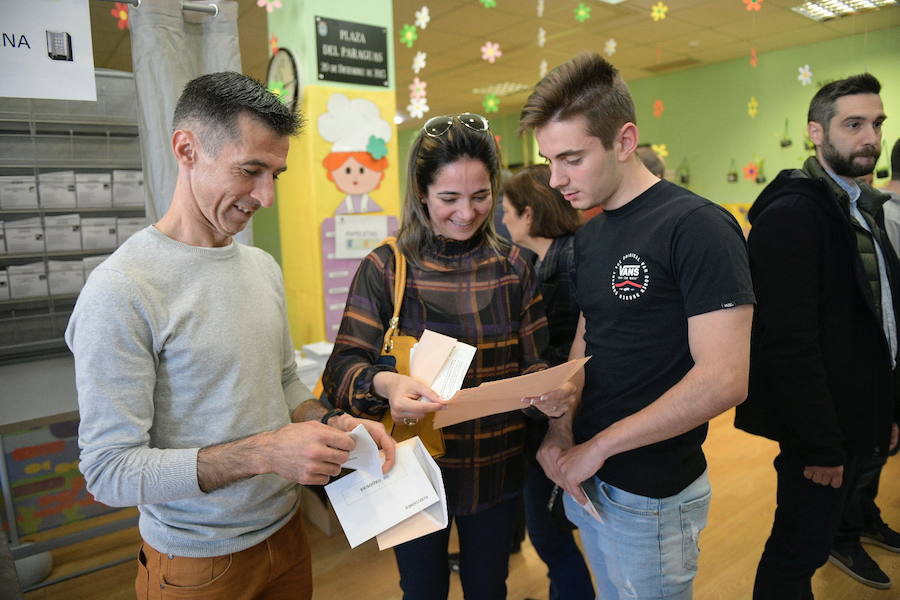 Numerosas personas han acudido ya a ejercer su derecho al voto en alguno de los colegios que se reparten por la geografía asturiana. El buen tiempo está acompañando la jornada