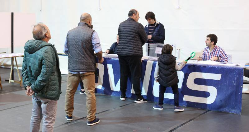 Numerosas personas han acudido ya a ejercer su derecho al voto en alguno de los colegios que se reparten por la geografía asturiana. El buen tiempo está acompañando la jornada