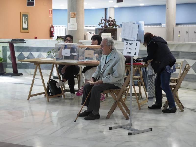 Numerosas personas han acudido ya a ejercer su derecho al voto en alguno de los colegios que se reparten por la geografía asturiana. El buen tiempo está acompañando la jornada