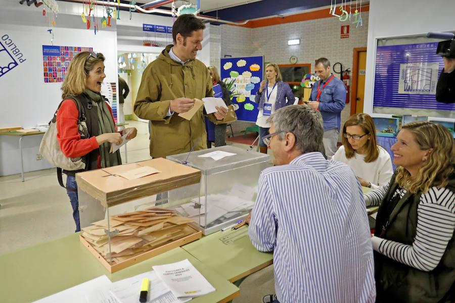 Numerosas personas han acudido ya a ejercer su derecho al voto en alguno de los colegios que se reparten por la geografía asturiana. El buen tiempo está acompañando la jornada