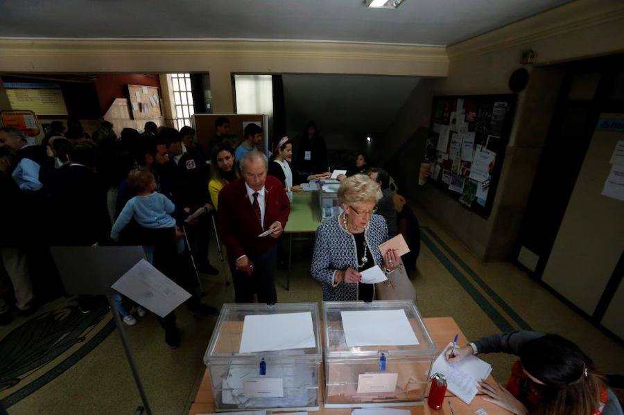 Numerosas personas han acudido ya a ejercer su derecho al voto en alguno de los colegios que se reparten por la geografía asturiana. El buen tiempo está acompañando la jornada