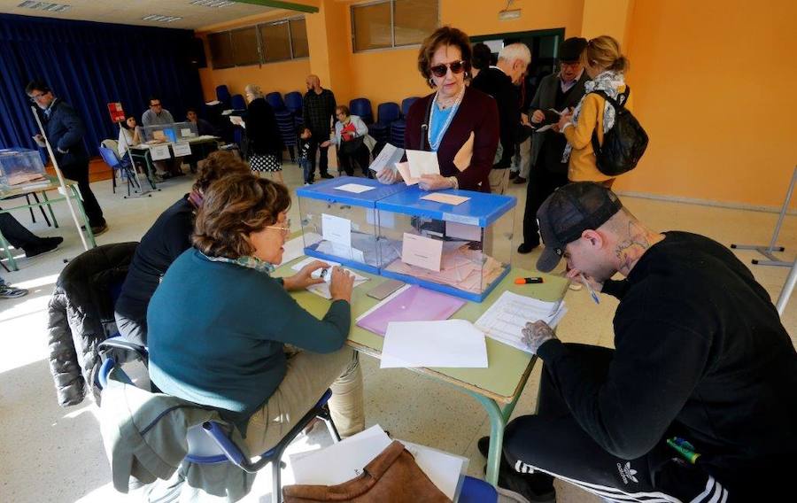 Numerosas personas han acudido ya a ejercer su derecho al voto en alguno de los colegios que se reparten por la geografía asturiana. El buen tiempo está acompañando la jornada