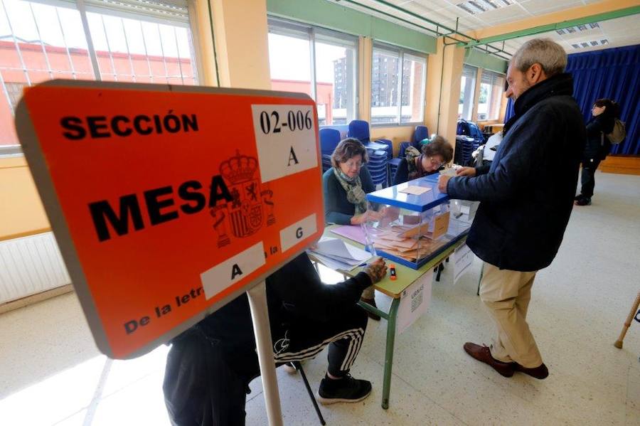 Numerosas personas han acudido ya a ejercer su derecho al voto en alguno de los colegios que se reparten por la geografía asturiana. El buen tiempo está acompañando la jornada