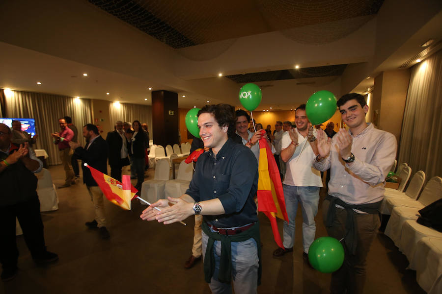 Los miembros de Vox celebran el resultado electoral que les otorga un diputado por Asturias.