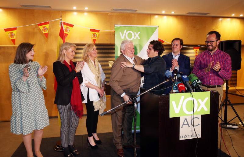 Los miembros de Vox celebran el resultado electoral que les otorga un diputado por Asturias.