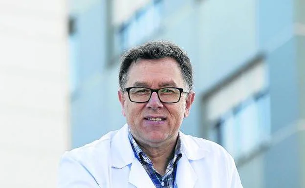 El cirujano José Carlos Fernández, en una de las entradas del Hospital de Cabueñes. 