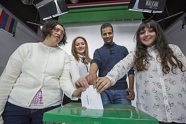 Mayca Rodríguez, Paula Remesal, Mohammed Hakkou y Laura Remis introducen un sobre en una urna. 