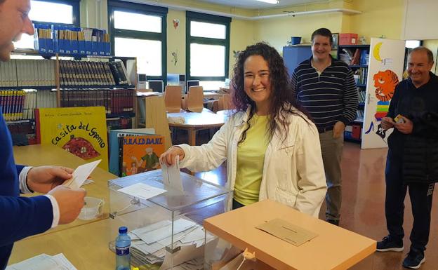 Ainara Álvarez vota por primera vez en el colegio electoral de Trevías (Vadlés).