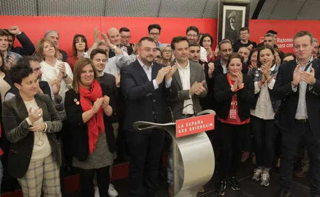 Adrián Barbón junto a militantes socialistas celebrando la victoria enAsturias.