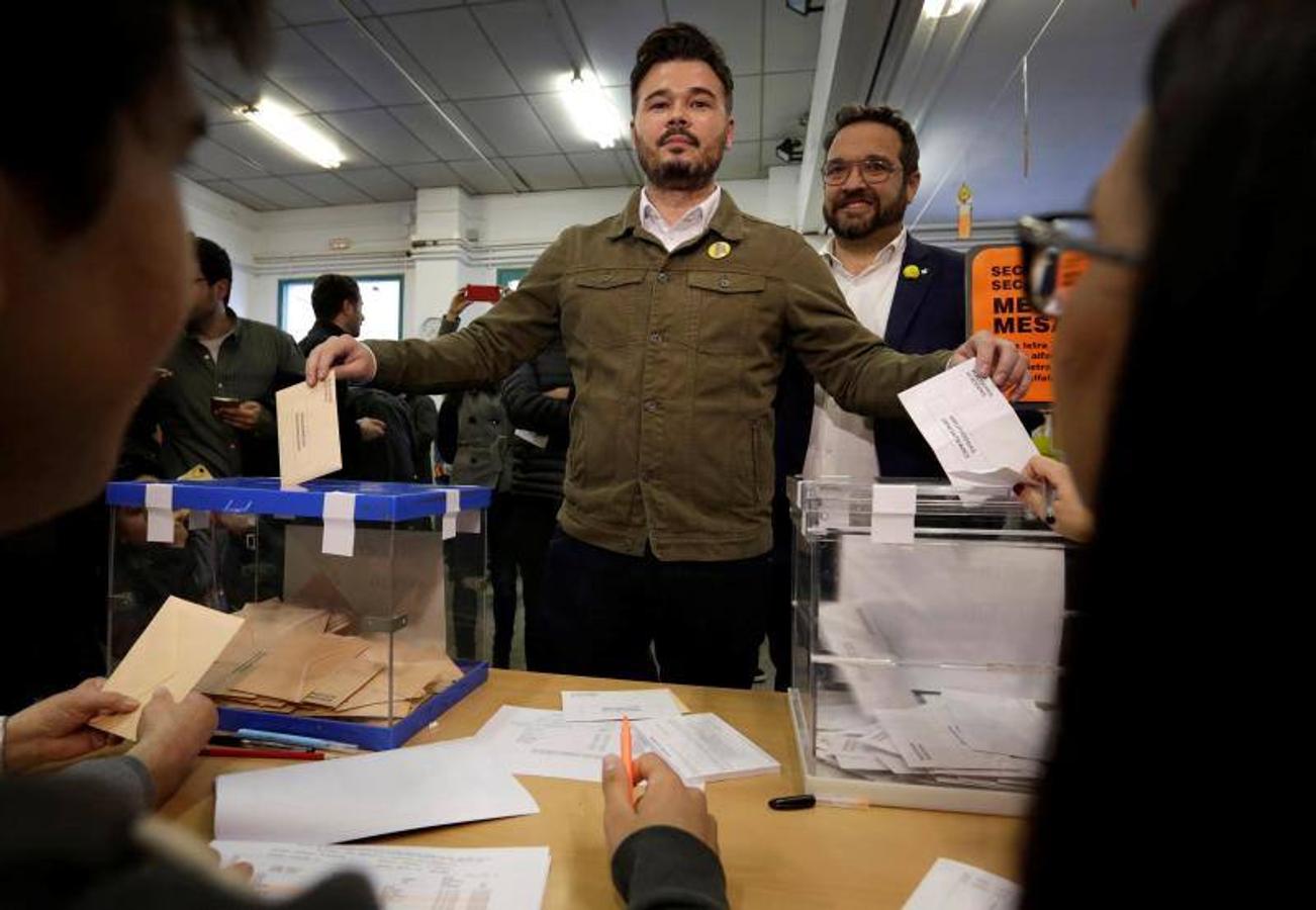Fotos de la jornada electoral, candidatos y anécdotas en las votaciones de las elecciones generales 28A. En la imagen, el diputado de ERC, Gabriel Rufián. 