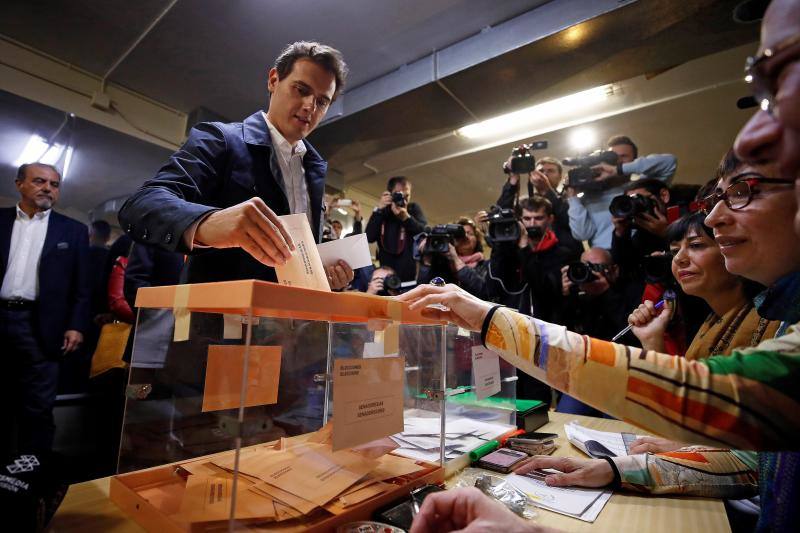 Fotos de la jornada electoral, candidatos y anécdotas en las votaciones de las elecciones generales 28A. Albert Rivera, durante la votación. 