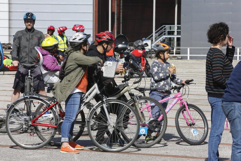 Unas 550 personas han participado en la última bicicletada ambiental organizada por 30 días en bici en Gijón, a la que ha seguido una espicha en el Museo del Pueblo de Asturias.