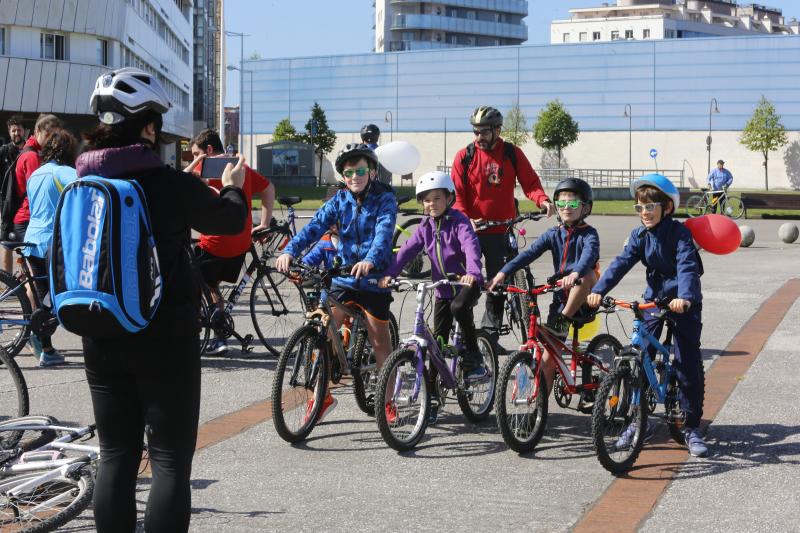 Unas 550 personas han participado en la última bicicletada ambiental organizada por 30 días en bici en Gijón, a la que ha seguido una espicha en el Museo del Pueblo de Asturias.