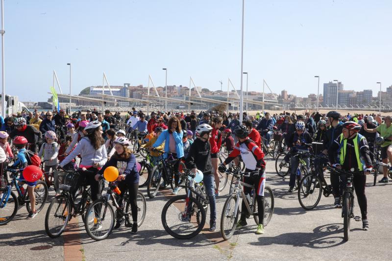 Unas 550 personas han participado en la última bicicletada ambiental organizada por 30 días en bici en Gijón, a la que ha seguido una espicha en el Museo del Pueblo de Asturias.