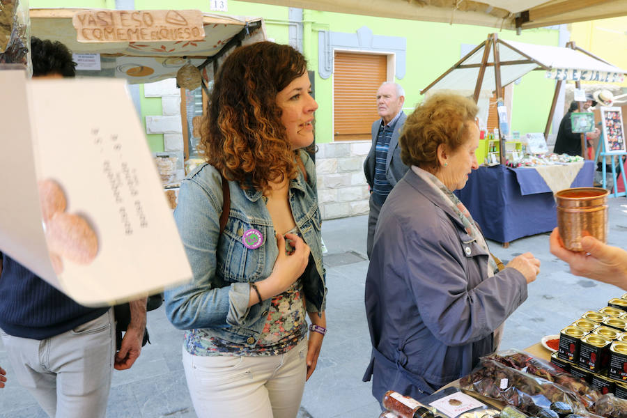 Sofía Castañón, de mercado en Pola de Lena. 