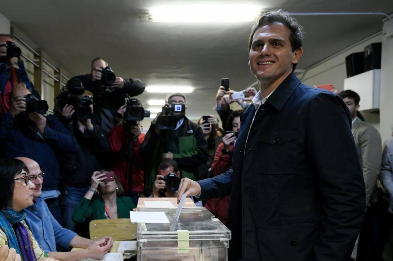 Pedro Sánchez y Pablo Iglesias fueron los más madrugadores. Tras ellos, Albert Rivera hacía lo propio en Barcelona. Los últimos en votar serán Pablo Casado y Santiago Abascal.