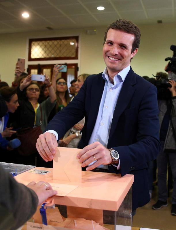 Pedro Sánchez y Pablo Iglesias fueron los más madrugadores. Tras ellos, Albert Rivera hacía lo propio en Barcelona. Los últimos en votar serán Pablo Casado y Santiago Abascal.