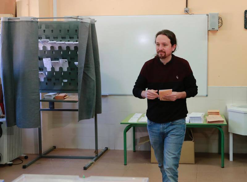 Pedro Sánchez y Pablo Iglesias fueron los más madrugadores. Tras ellos, Albert Rivera hacía lo propio en Barcelona. Los últimos en votar serán Pablo Casado y Santiago Abascal.