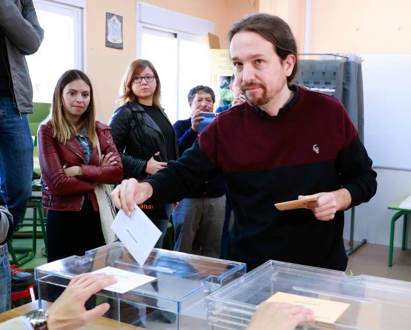 Pedro Sánchez y Pablo Iglesias fueron los más madrugadores. Tras ellos, Albert Rivera hacía lo propio en Barcelona. Los últimos en votar serán Pablo Casado y Santiago Abascal.