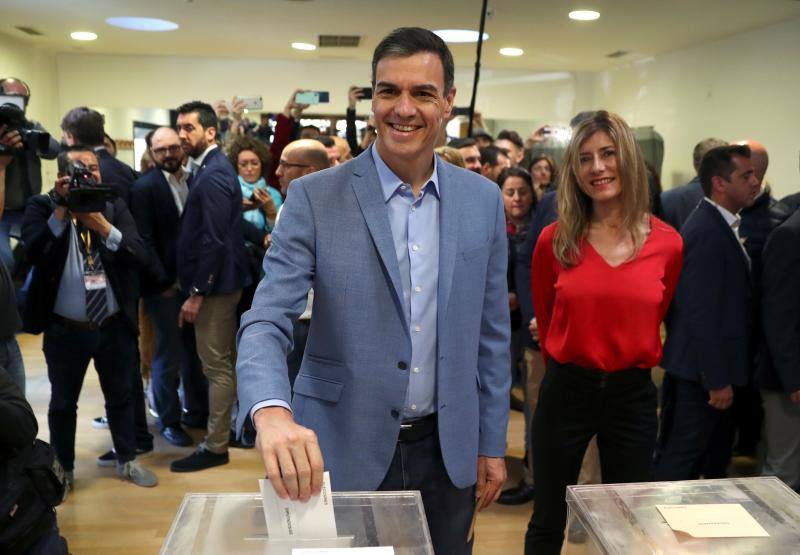 Pedro Sánchez y Pablo Iglesias fueron los más madrugadores. Tras ellos, Albert Rivera hacía lo propio en Barcelona. Los últimos en votar serán Pablo Casado y Santiago Abascal.