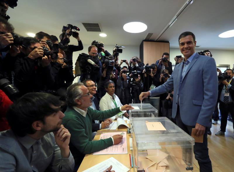 Pedro Sánchez y Pablo Iglesias fueron los más madrugadores. Tras ellos, Albert Rivera hacía lo propio en Barcelona. Los últimos en votar serán Pablo Casado y Santiago Abascal.