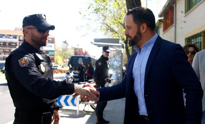 Pedro Sánchez y Pablo Iglesias fueron los más madrugadores. Tras ellos, Albert Rivera hacía lo propio en Barcelona. Los últimos en votar serán Pablo Casado y Santiago Abascal.